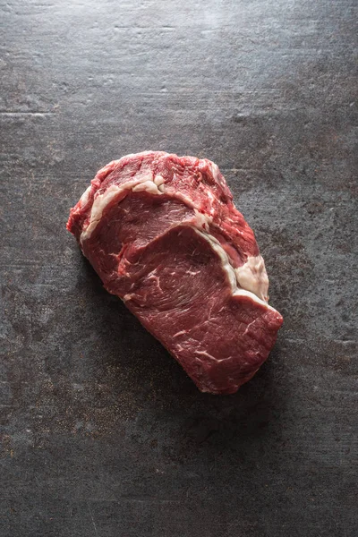 Nötkött Rib Eye stek på skifferskiva - Ovanifrån — Stockfoto