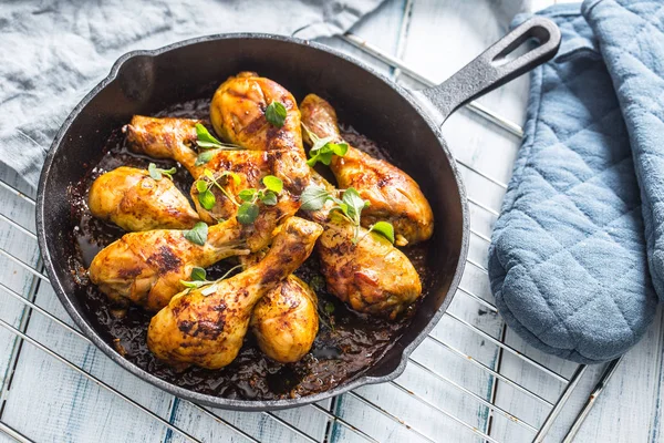 Patas de pollo asadas en sartén con hierbas - de cerca — Foto de Stock