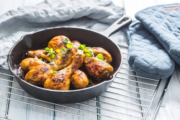 Patas de pollo asadas en sartén con hierbas - de cerca — Foto de Stock