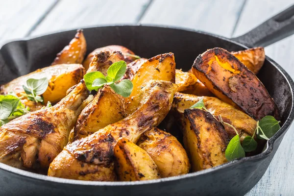 Geroosterde kippenpoten in pan met amerikaanse aardappelen en kruiden — Stockfoto