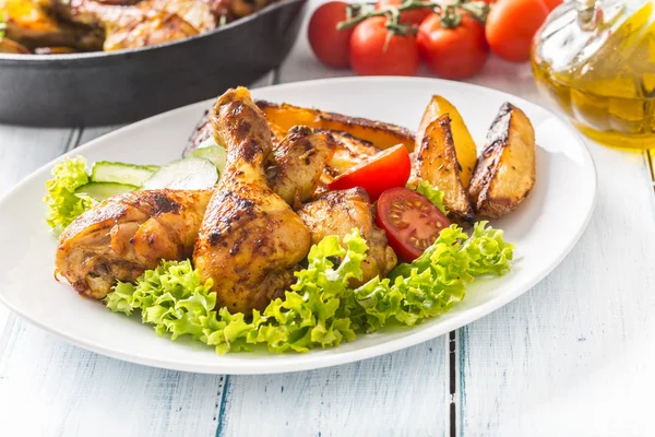 Geroosterde kippenpoten met sla salade en tomaten — Stockfoto