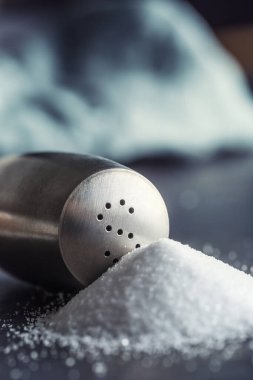 Staniless tuzluğuyla tuz döktü - Yakın plan