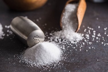 Deniz ve mutfak. Mineral tuz kaşığı ve karıştırıcı.