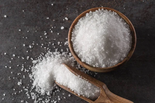 Crystaline sea salt in bowl and spoon - closeup — ストック写真