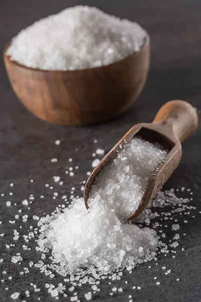 Crystaline sea salt in bowl and spoon - closeup — ストック写真
