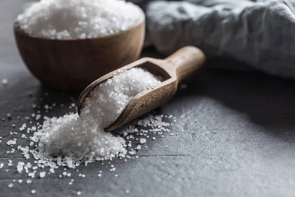 Crystaline sea salt in bowl and spoon - closeup — ストック写真