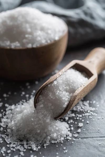 Sale marino cristallino in ciotola e cucchiaio - primo piano — Foto Stock