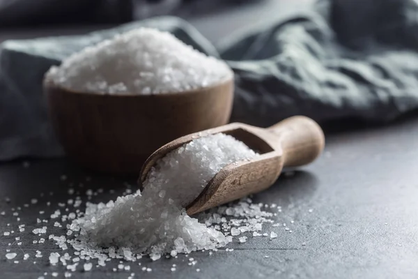 Crystaline sea salt in bowl and spoon - closeup — 图库照片