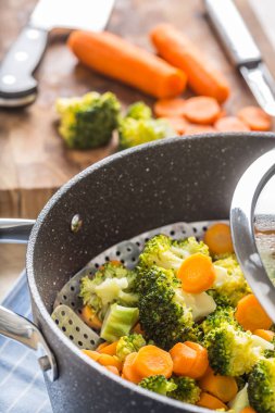 Siyah tencerede buğulanmış sebze. Sağlıklı sebze konsepti