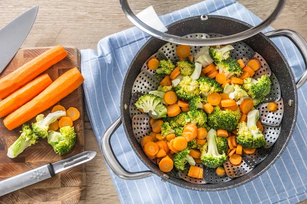 Steamed mixed vegetable in black pot. Healthy vegetable concept — Stock Photo, Image