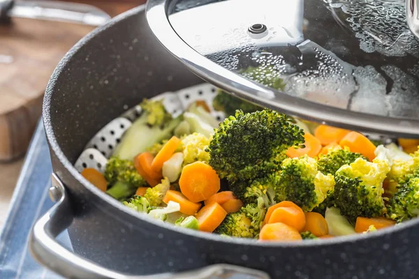 Steamed mixed vegetable in black pot. Healthy vegetable concept — Stock Photo, Image