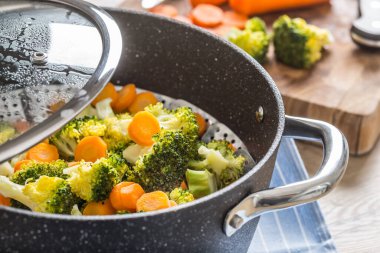 Siyah tencerede buğulanmış sebze. Sağlıklı sebze konsepti