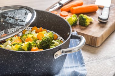 Siyah tencerede buğulanmış sebze. Sağlıklı sebze konsepti