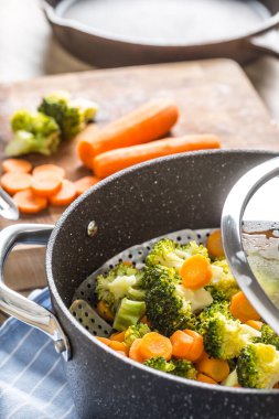 Siyah tencerede buğulanmış sebze. Sağlıklı sebze konsepti