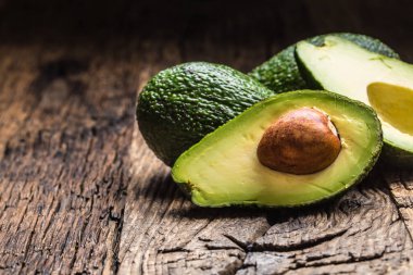 Köy ahşap masasında taze avokado.
