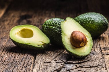 Köy ahşap masasında taze avokado.