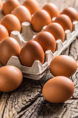Kırsal masada karton kutuda tavuk yumurtası.