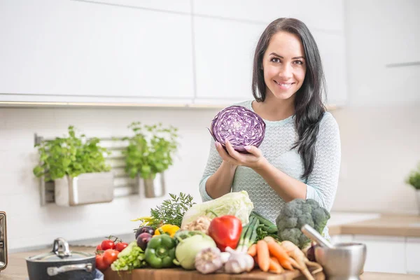 Giovane donna allegra con cavolo rosso e verdure fresche in lui — Foto Stock