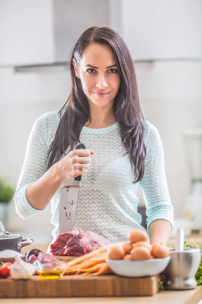 Allegro cuoco femminile in cucina con gioia e coltello affilato prepari — Foto Stock