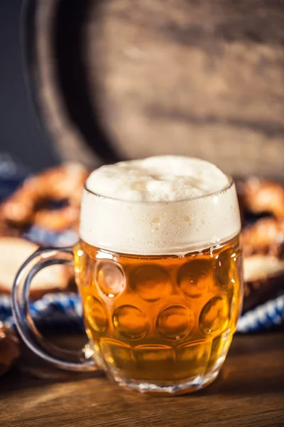 Oktoberfest cerveja com pretzel barril de madeira e toalha de mesa azul — Fotografia de Stock