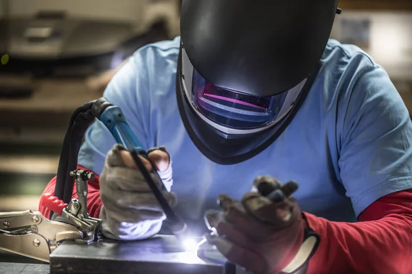 Soldador industrial trabalhador soldagem com máquina de argônio — Fotografia de Stock