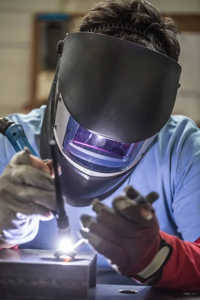 Soldador industrial trabalhador soldagem com máquina de argônio — Fotografia de Stock