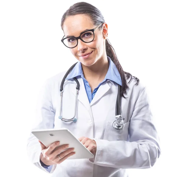 Ärztin mit Tablet-PC isoliert auf Weiß — Stockfoto