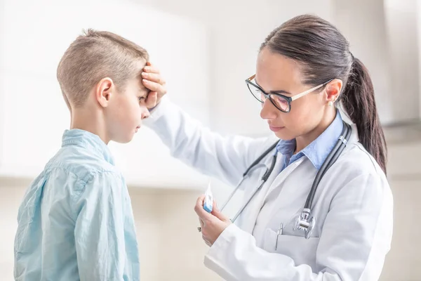 Ärztin misst die Temperatur eines kleinen Jungen in der Medizin — Stockfoto