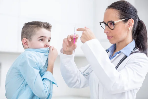 Pojken är rädd för injektioner innan han förhindrar vaccination. Y — Stockfoto