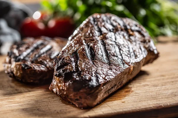 Sappig rundvlees rib eye steak met kruiden tomaten zout en specerijen — Stockfoto