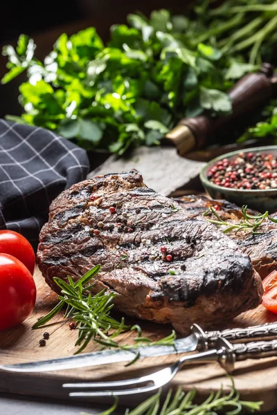 Saftig nötkött revben ögonstek med örter tomater salt och kryddor — Stockfoto