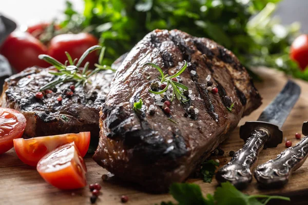 Bife de costela de carne suculenta com ervas tomates sal e especiarias — Fotografia de Stock