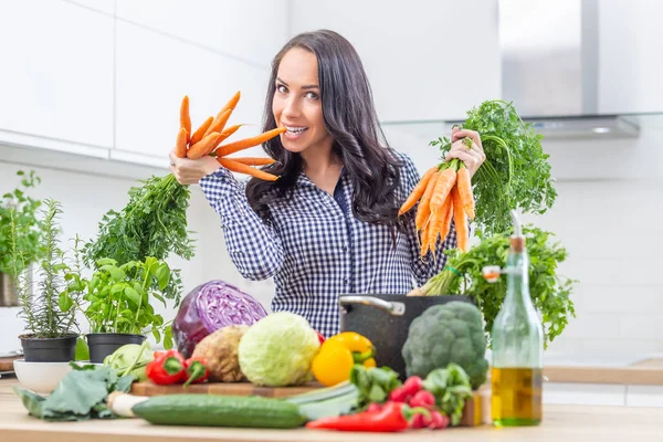Jovencita Juguetona Cocina Sosteniendo Zanahoria Fresca Ambas Manos Concepto Dieta —  Fotos de Stock