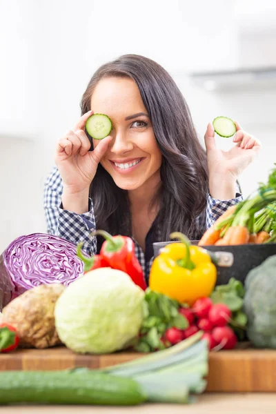 Giovane Donna Allegra Che Tiene Fette Cetriolo Cucina Dieta Vegetale — Foto Stock