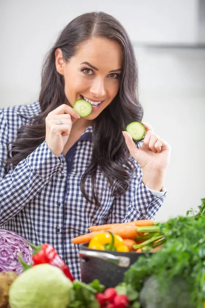 Giovane Donna Allegra Che Tiene Fette Cetriolo Cucina Dieta Vegetale — Foto Stock