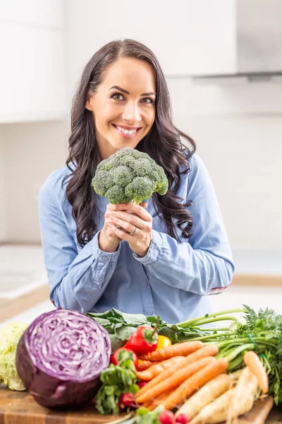 Playful Young Woman Holding Fresh Broccoli Kitchen Diet Vegetable Heath — Φωτογραφία Αρχείου