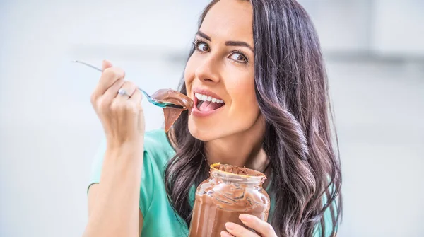 Joven Hermosa Mujer Disfruta Emocionalmente Chocolate Crema Avellanas — Foto de Stock