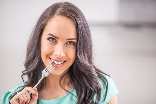 Una Hermosa Joven Con Tenedor Boca Está Pensando Con Tentación — Foto de Stock