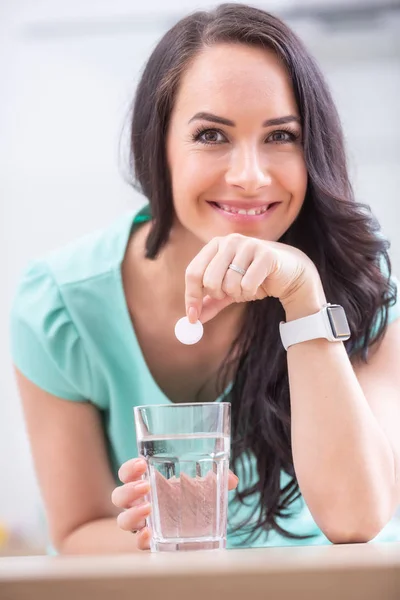 Junge Frau Mit Magnesia Brausetablette Und Einem Glas Reinen Wassers — Stockfoto