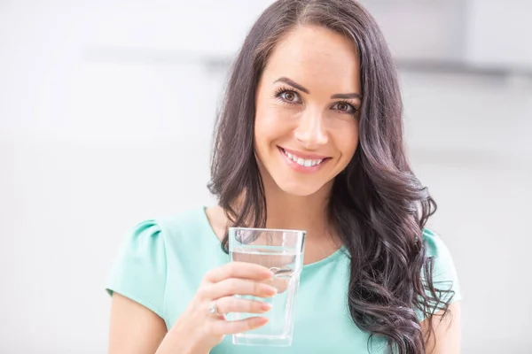 Junge Frau Trinkt Sauberes Wasser — Stockfoto