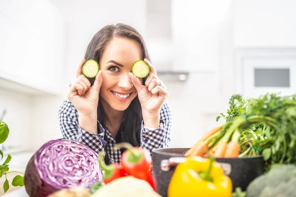 Jovem Alegre Segurando Fatias Pepino Cozinha Dieta Vegetal Conceito Saúde — Fotografia de Stock