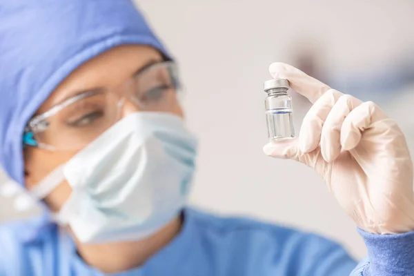 Técnico Laboratorio Femenino Con Ampolla Vacuna Contra Virus — Foto de Stock