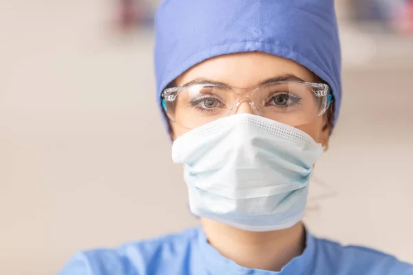 特別な外科用滅菌保護服の女性医師の肖像 — ストック写真