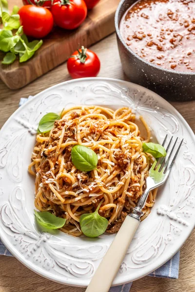 Italienische Pasta Spaghetti Bolognese auf weißem Teller mit Parmesan und Basilikum — Stockfoto
