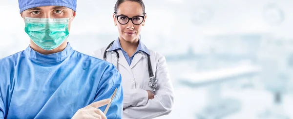Unga Par Kirurg Och Läkare Framför Suddig Det Inre Operationssalen — Stockfoto