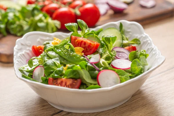 Salade Printemps Fraîche Aux Feuilles Vertes Tomates Oeuf Radis Oignon — Photo