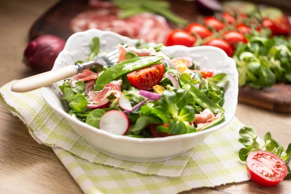 Salade Printemps Fraîche Aux Feuilles Vertes Tomates Oeuf Radis Oignon — Photo