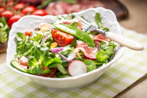 Färsk Vårsallad Med Gröna Blad Tomater Ägg Rädisa Röd Lök — Stockfoto