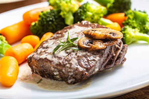 Juicy Beef Rib Eye Steak med svampsås och babygrönsak — Stockfoto