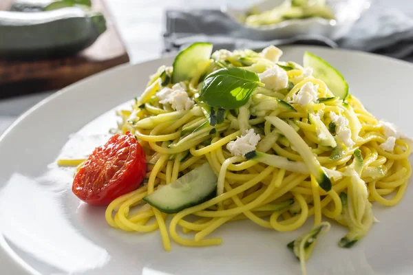 Espaguetis calabacín crudo pasta vegana con queso feta pepino y albahaca — Foto de Stock